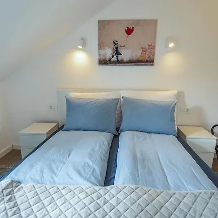 Foja House - * Szybenik